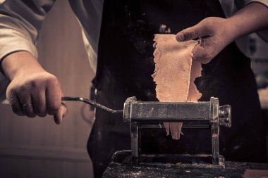 Şef sıfırdan taze makarna yapar.