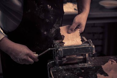 Şef sıfırdan taze makarna yapar.