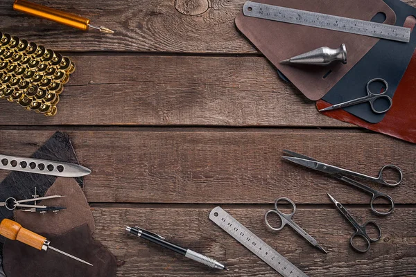 Artesanía de cuero o trabajo de cuero. Herramientas de trabajo de cuero y piezas de cuero cortadas en el escritorio  . — Foto de Stock