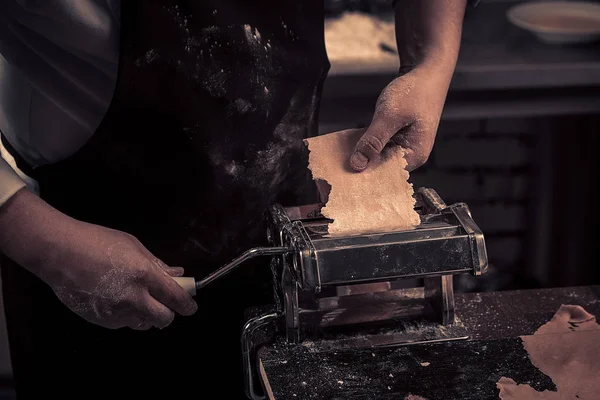 Şef sıfırdan taze makarna yapar.