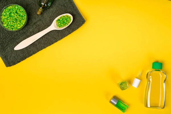 Set spa: jabón, mascarilla, aceite, sal marina y toalla sobre fondo amarillo — Foto de Stock