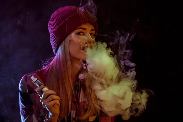 Young woman smoking electronic cigarette — Stock Photo, Image