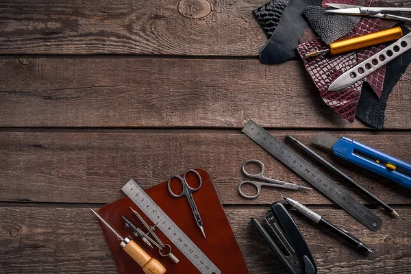 Deri işçiliği. Araçlar düz hala hayat yatıyordu