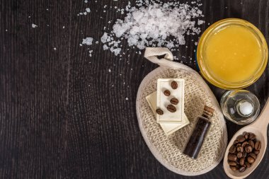 kozmetik koyu arka plan üzerinde spa için en iyi görünümü