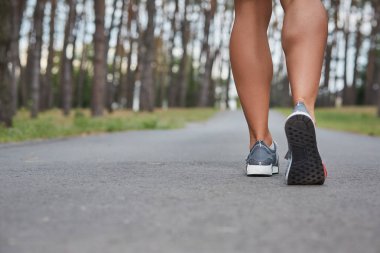 açık havada çalışan bir Şehir Parkı içinde genç bir kadın