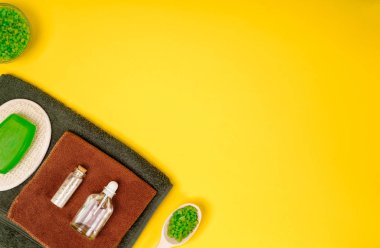 Spa set: sabun, esans, deniz tuzu ve havlu.