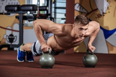 Dambılla şınav çeken bir adam.