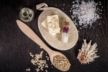 kozmetik koyu arka plan üzerinde spa için en iyi görünümü