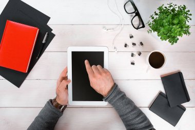 Doğrudan dijital tablet ile el görünümünü yukarıda.