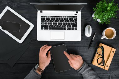 Dizüstü bilgisayarda yazarak el görünümünü hemen üstüne.