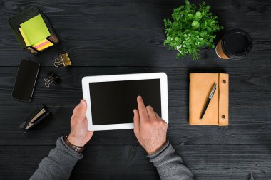 Doğrudan dijital tablet ile el görünümünü yukarıda.