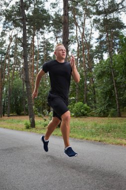 ormanda çalışan genç atlet