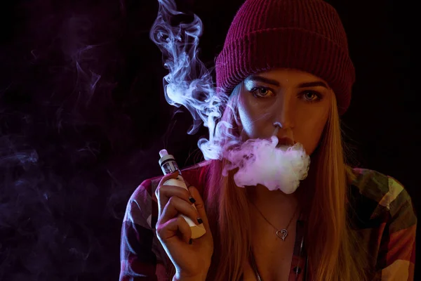 Jeune femme fumant cigarette électronique — Photo