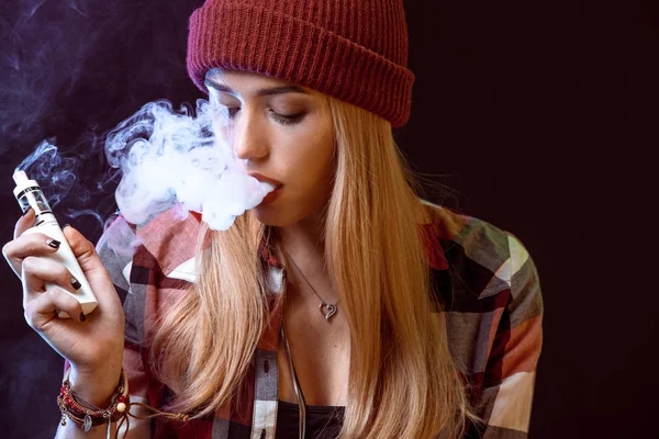 Junge Frau raucht elektronische Zigarette — Stockfoto