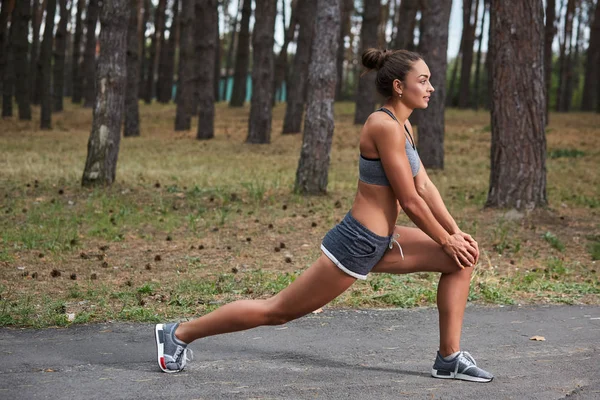 açık havada çalışan bir Şehir Parkı içinde genç bir kadın