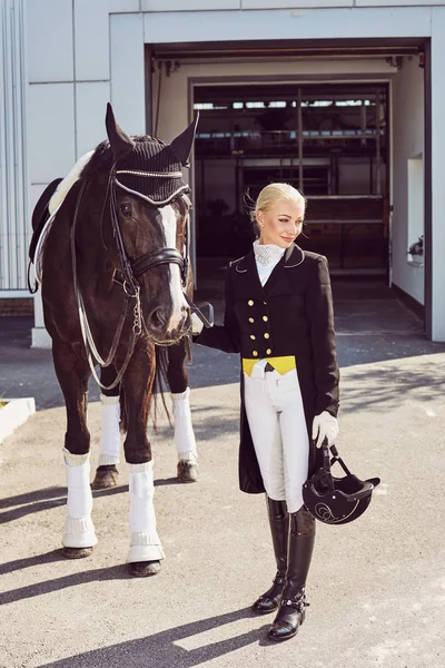 Woman jockey with his horse — Stock Photo, Image