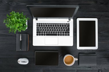 Dizüstü bilgisayarda yazarak el görünümünü hemen üstüne.