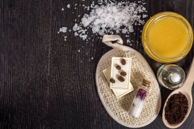 kozmetik koyu arka plan üzerinde spa için en iyi görünümü