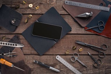 Deri el sanatları veya deri çalışma. Çalışma araçları deri ve deri çalışma masası üzerinde adet kesip .