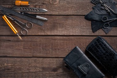 Deri işçiliği. Araçlar düz hala hayat yatıyordu