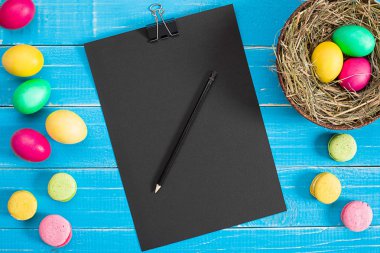 Mavi rustik ahşap plakalar üzerinde yuvadaki yumurta