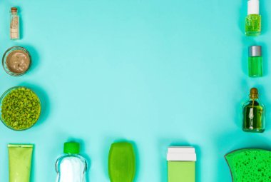 Spa set: sabun, maske, petrol, mavi zemin üzerine deniz tuzu