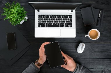 Dizüstü bilgisayarda yazarak el görünümünü hemen üstüne.