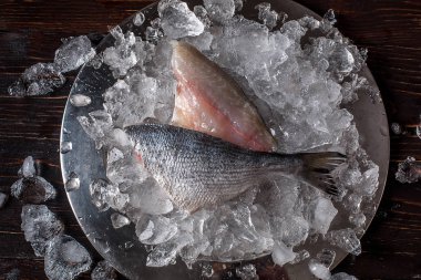 Deniz ürünleri yemek hazırlama. Dorado fileto üstten görünüm buz üstünde.