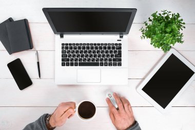 Dizüstü bilgisayarda yazarak el görünümünü hemen üstüne.