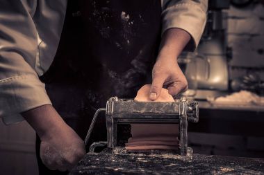 Şef sıfırdan taze makarna yapar.