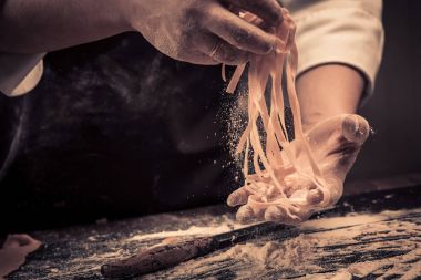 Şef sıfırdan taze makarna yapar.