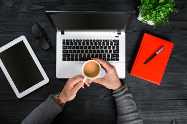 Dizüstü bilgisayarda yazarak el görünümünü hemen üstüne.