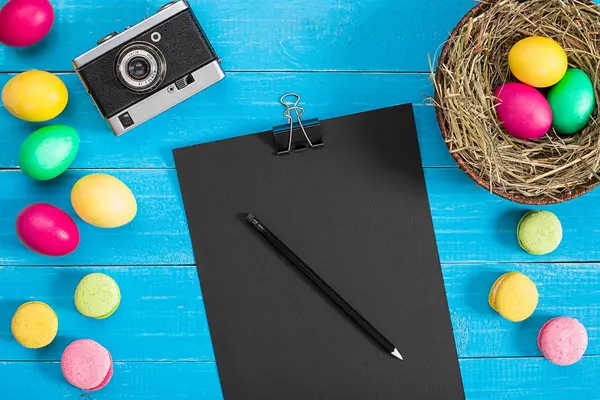 Mavi rustik ahşap plakalar üzerinde yuvadaki yumurta