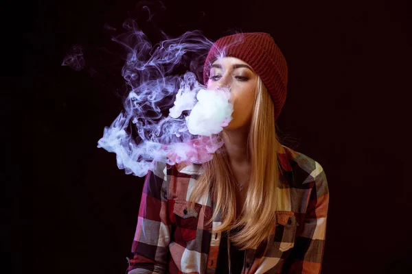 Young woman smoking electronic cigarette — Stock Photo, Image