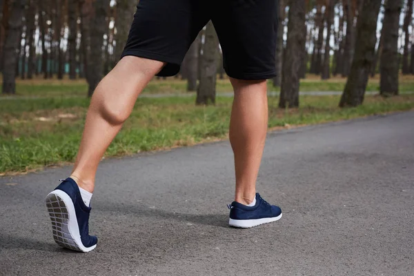 Joven atleta corriendo en el bosque — Foto de Stock