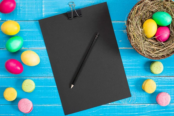 Mavi rustik ahşap plakalar üzerinde yuvadaki yumurta