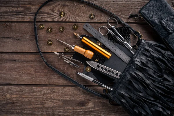 Deri işçiliği. Araçlar düz hala hayat yatıyordu