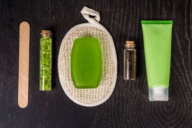 Sabunlar, banyo tuzu, ahşap masa arka plan maske. Spa