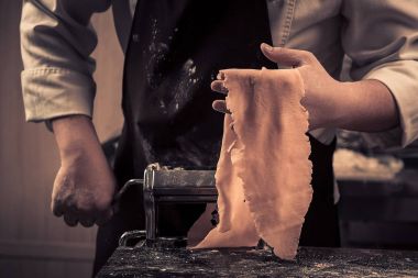 Şef sıfırdan taze makarna yapar.