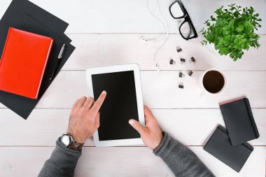 Doğrudan dijital tablet ile el görünümünü yukarıda.