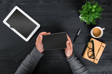 Doğrudan dijital tablet ile el görünümünü yukarıda.