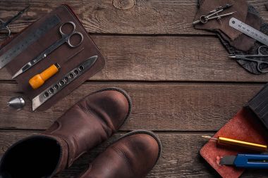 Deri işçiliği. Araçlar düz hala hayat yatıyordu