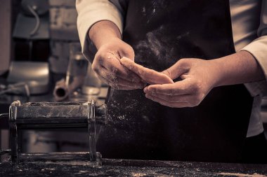 Şef sıfırdan taze makarna yapar.