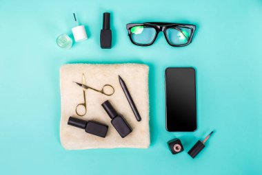 Manikür ve pedikür ekipman mavi zemin üzerine Üstten Görünüm