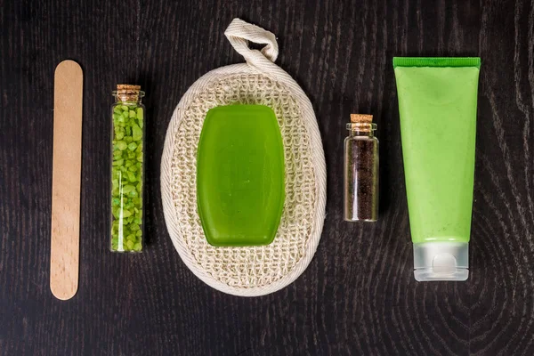 Sabunlar, banyo tuzu, ahşap masa arka plan maske. Spa