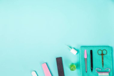 Manikür ve pedikür ekipman mavi zemin üzerine Üstten Görünüm