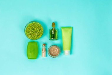 Spa set: sabun, maske, petrol, mavi zemin üzerine deniz tuzu