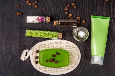 Sabunlar, banyo tuzu, ahşap masa arka plan maske. Spa