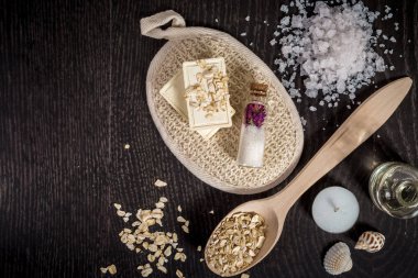 kozmetik koyu arka plan üzerinde spa için en iyi görünümü