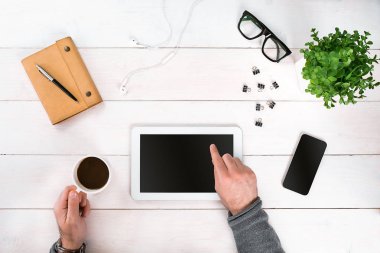 Doğrudan dijital tablet ile el görünümünü yukarıda.